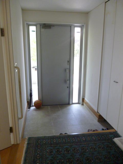 Entrance. There is a large storage in the front door next to