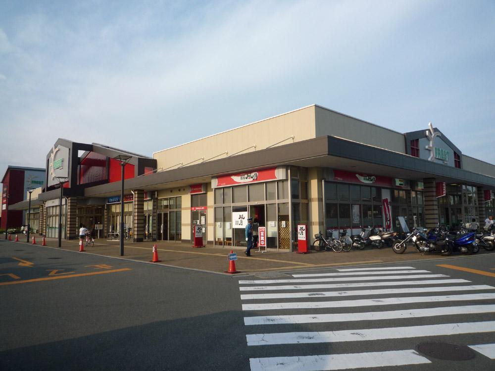 Supermarket. Furesuto Matsuiyamate to the store 1002m