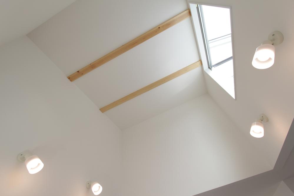 The dining top, Full of a sense of liberation and to a high ceiling, By taking a window to the full height of the place, Insert a pleasant light into the dining.