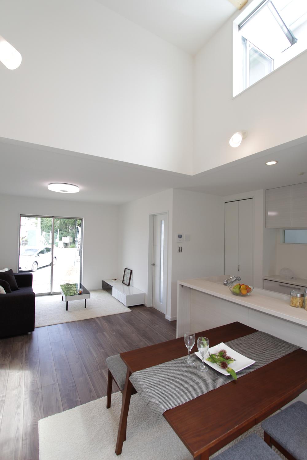 Living. Flooring and joinery kitchen with white base is by using a contrasting color, While there is a simple, It has become a classy space. 