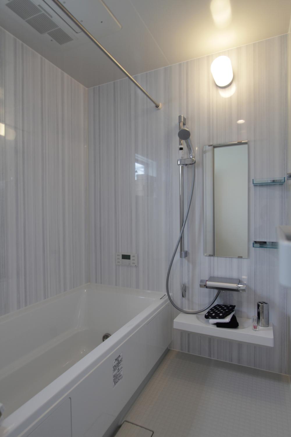 Bathroom. In the bathroom of the bright atmosphere, It is equipped with a mist sauna and bathroom drying, Relax space or, It worked as a space to dry the laundry on a rainy day.