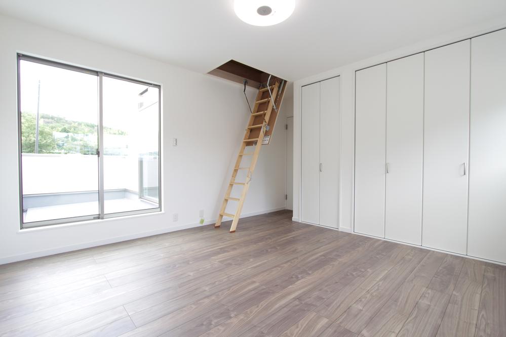 Non-living room. The master bedroom is, There are a lot of storage space, Spacious attic storage is 6 Pledge. It is very convenient for storage of fishing rod Don hobby as a storage space, such as clothes.