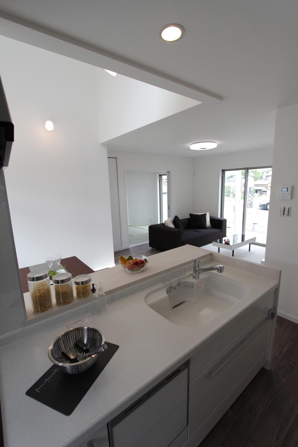 Kitchen. Living from the kitchen, Dining, of course, You can even Japanese-style overlook.