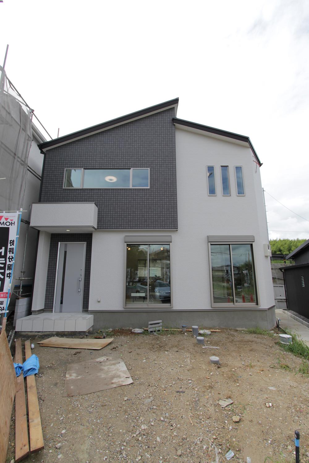 Local appearance photo. Two places with a window sweep on the first floor so that light enters a lot of day, On the second floor the design sash to create the design of the appearance. In addition we have to emphasize the design of changing the color of the siding to accent. 