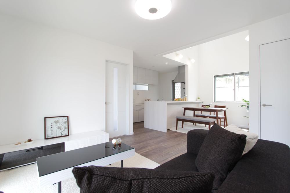 The entire LDK bathed in light even in the living room from the atrium of the dining top bright calm space.