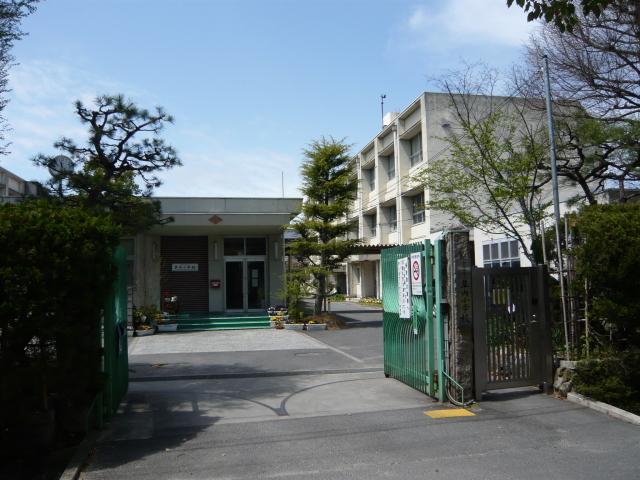 Primary school. Since Kusanai 750m close to elementary school children it is also safe. 