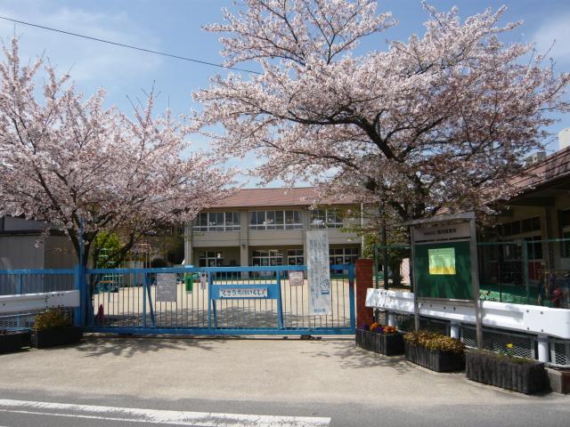 kindergarten ・ Nursery. Children is also safe because the 210m close to the grass in the nursery. 
