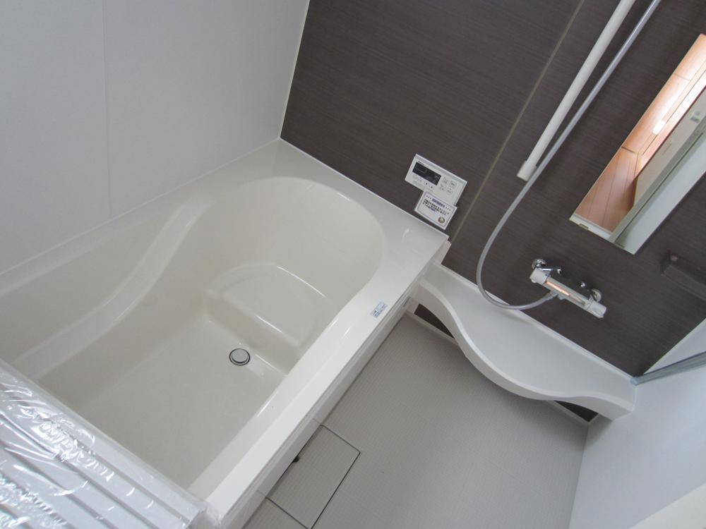 Bathroom. The company example of construction (bathroom) Water-saving, Excellent thermal insulation "Raku eco bathtub! "Bathroom with heating dryer! 