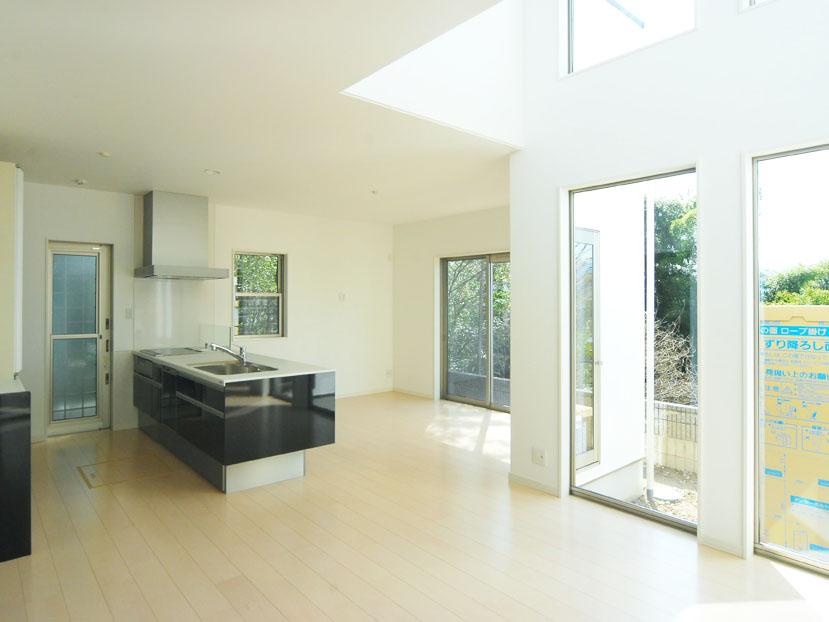 Same specifications photos (living). You can create a bright pleasant space by way of taking the atrium and windows. (The company example of construction photos)