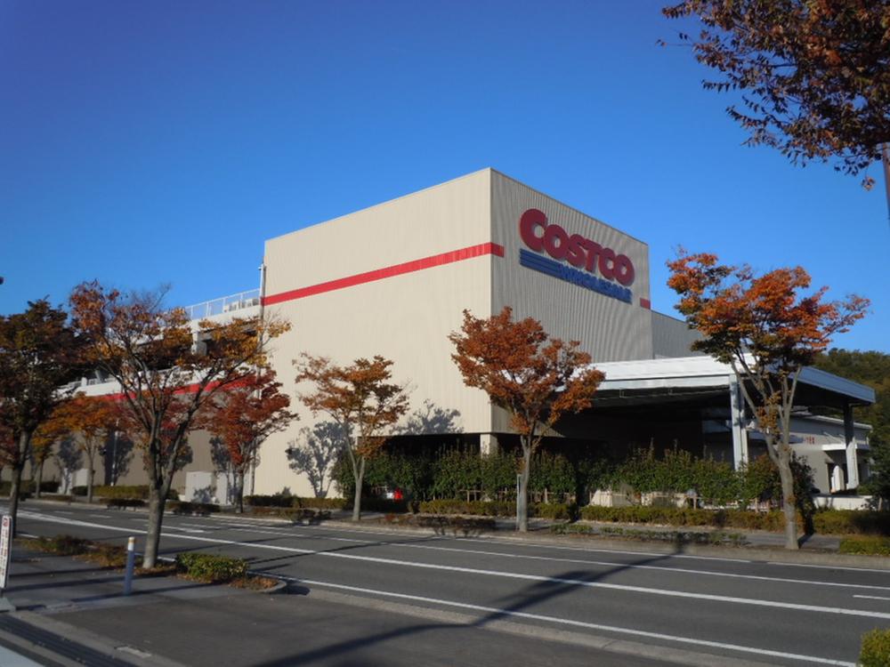 Shopping centre. Useful is a 10-minute heavy buying in the 3800m vehicles to Costco!