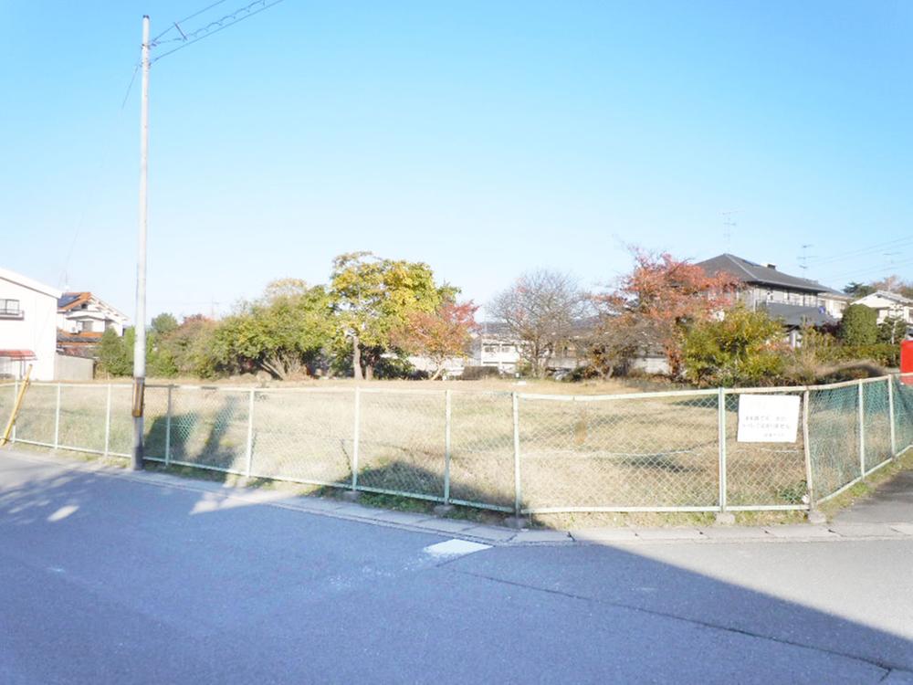 Local photos, including front road. Sunny of flat land!
