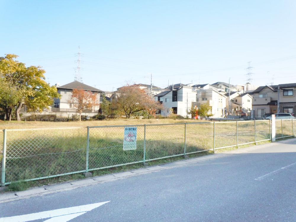 Local photos, including front road. The sidewalk is also maintenance plan to plan land front.