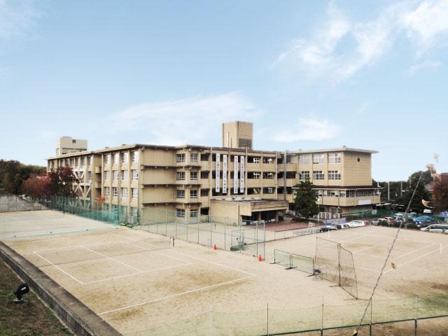 Junior high school. Kyotanabe Municipal Osumi until junior high school 1200m motion part ・ It is a thriving school activities to the Ministry of Culture both.