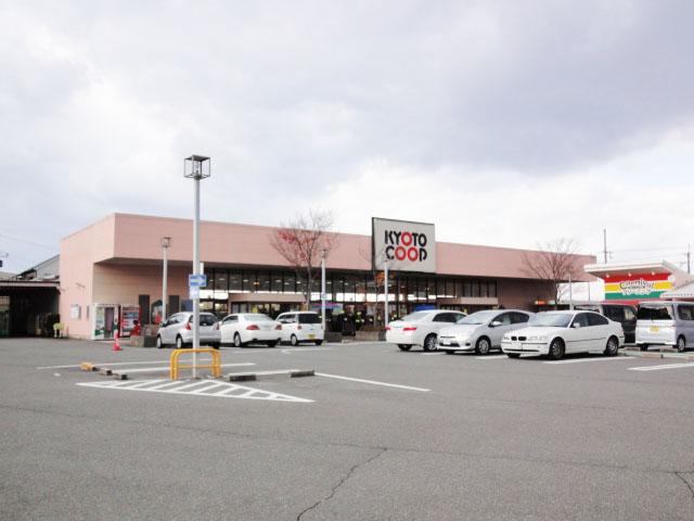 Supermarket. 1000m parking lot to the Co-op Coop Kyotanabe shop also widely useful!