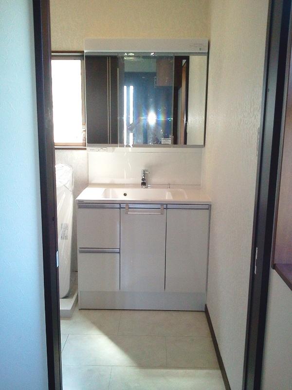 Wash basin, toilet. Shower basin, Three-sided mirror