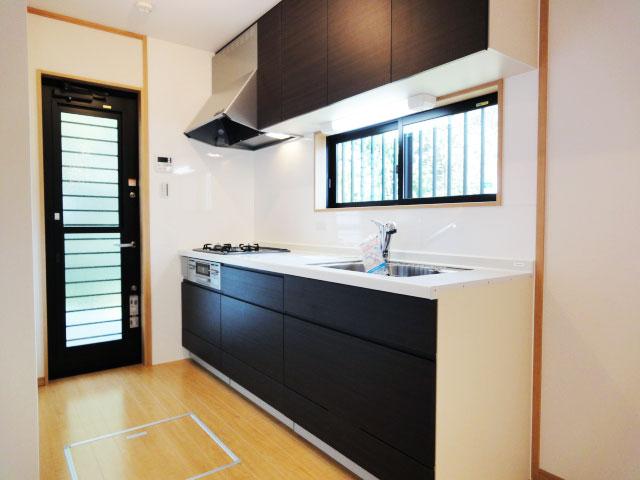 Kitchen. Bright light from the window, Excellent system kitchen also functionality! 