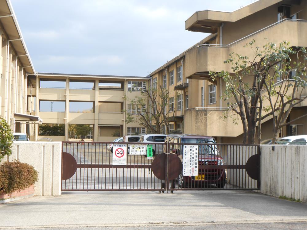 Primary school. Kyotanabe Municipal Matsuigaoka to elementary school 1382m