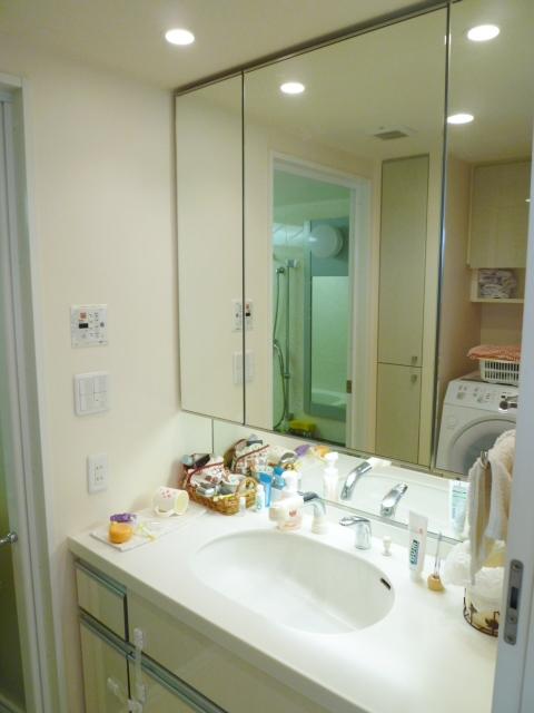 Wash basin, toilet. Washroom also widely, shower ・ It comes with a three-sided mirror.