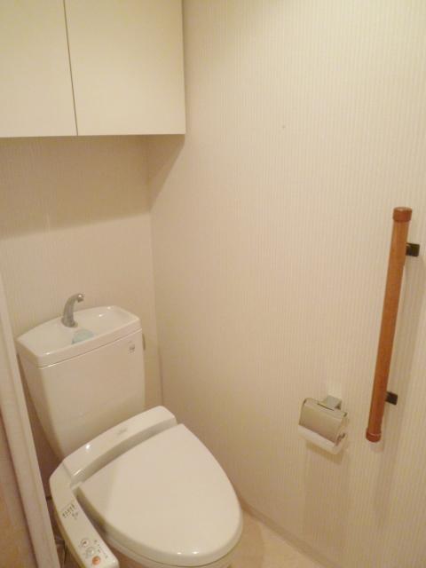 Toilet. Toilets clean. Bidet ・ handrail ・ It comes with storage shelves.
