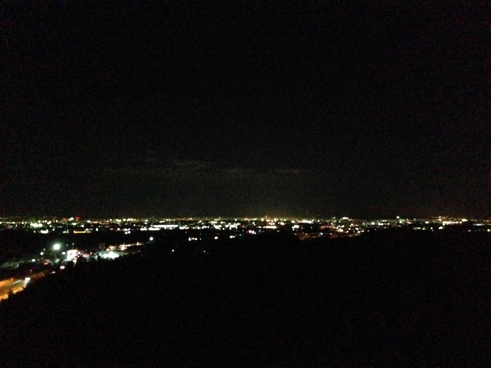 View photos from the dwelling unit. View of the night. Kyoto is a city overlooking.