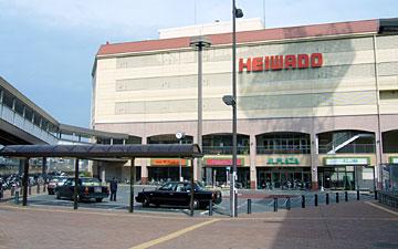 Shopping centre. Directly connected to the station in the 550m connecting bridge to Arupuraza Kyotanabe (Heiwado). Shopping is a breeze.