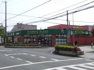 Supermarket. 600m community-based super until Yamada shop. Popular, such as fresh food