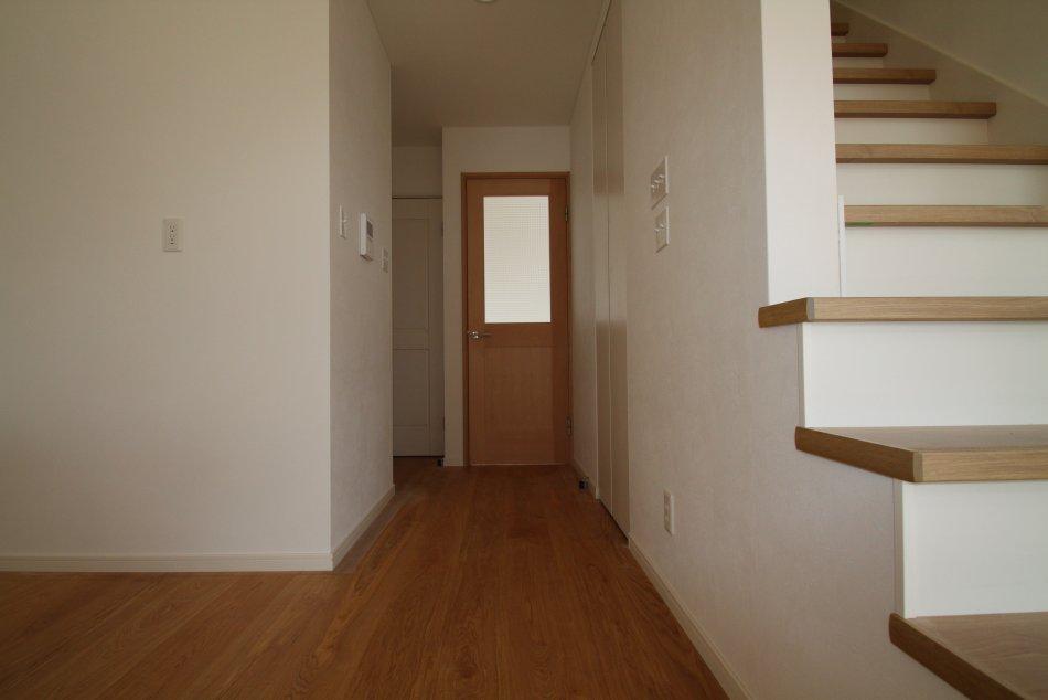 Same specifications photos (Other introspection). The order of flooring and doors is also possible.