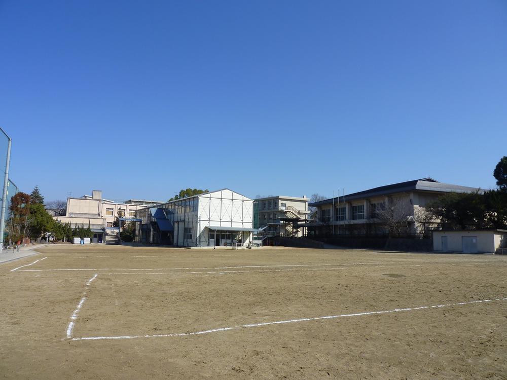 Primary school. Tanabe Elementary School ・ In elementary school with a history of 750m founding 130 years until Tanabe kindergarten, It has also been initiatives such as small group tuition. Also adjacent kindergarten. 
