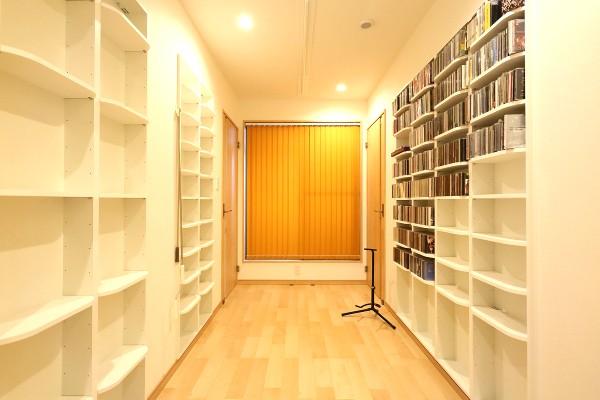 Building plan example (introspection photo).  [Example of construction] We created a library space to suit your taste. We propose your favorite room!