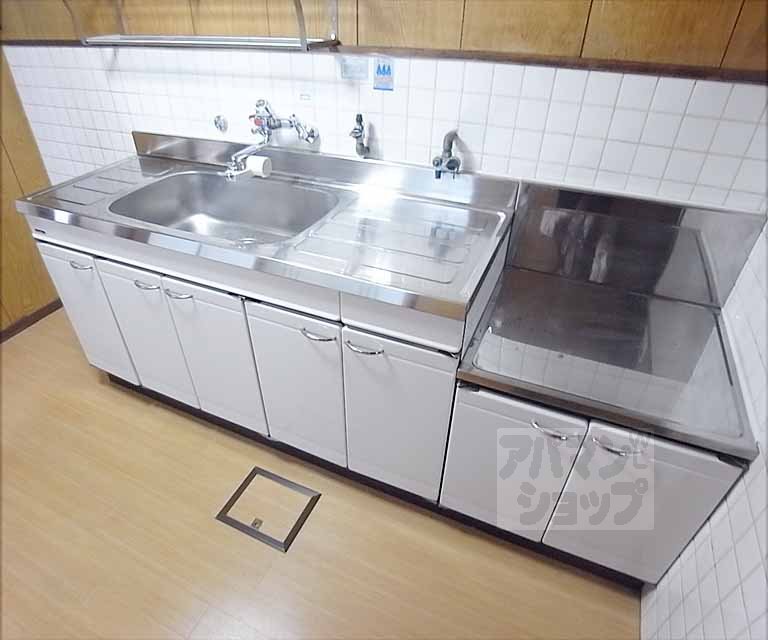Kitchen. You can use comfortably!