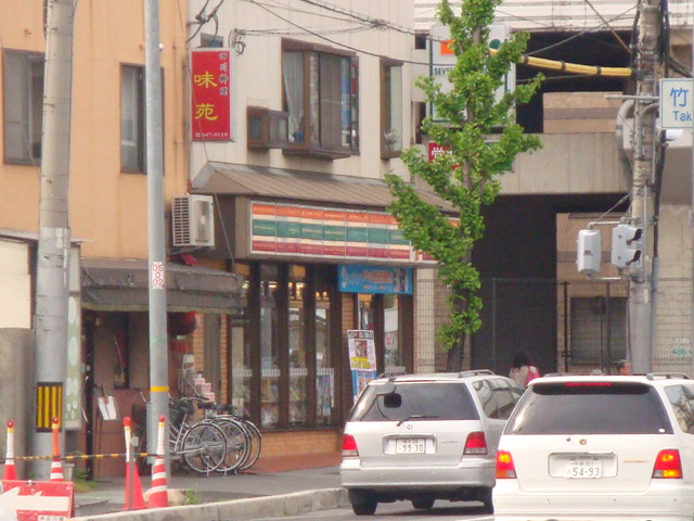 Convenience store. Seven-Eleven Kyoto Takedanakauchihata the town store (convenience store) to 374m