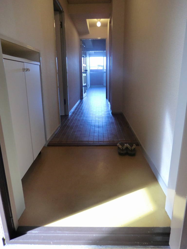 Entrance. Entrance & hallway