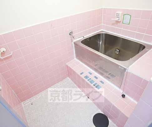 Bath. Bathing of pink tile!