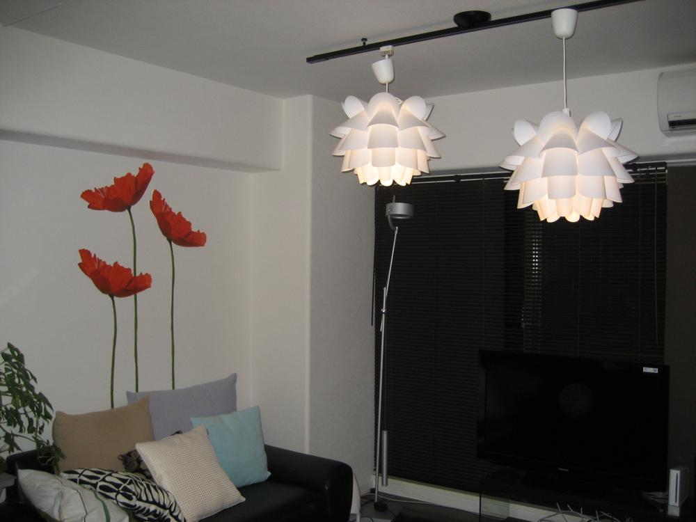 Living. Indoor (December 2013 shooting) wall of floral (Wall paper) is not peeled.