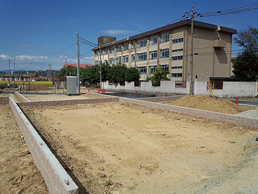Local photos, including front road. Fushimi-ku HinoRin New Town. Total partition number 9 compartment. Hino Elementary School 1-minute walk, Minute walk 3 to Kasugaoka junior high school, Is a very rich environment in child-rearing.
