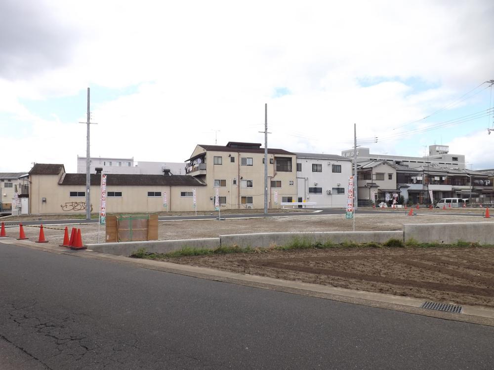 Local photos, including front road. Building before local photo