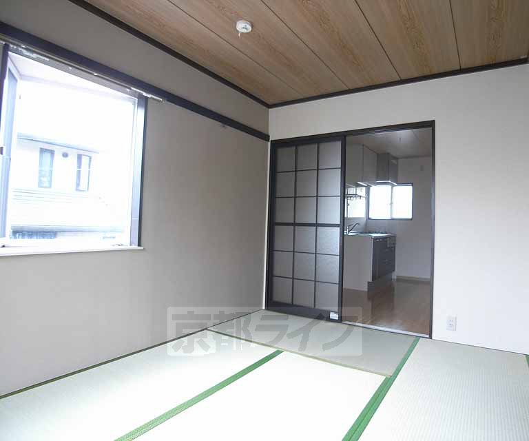 Living and room. 6 is a tatami mat Japanese-style room.