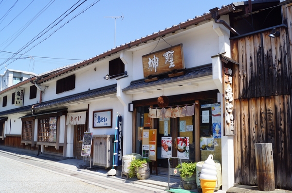 <Bird sexual head office / A 4-minute walk> founding 300 years of long-established brewery retail stores. In-store in a renovated brewery in the Taisho era, You can experience the sake of a variety of chicken dishes and brewery direct delivery (about 300m)
