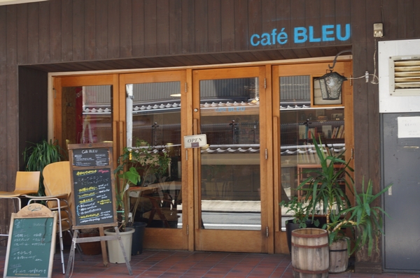 <Cafe BLEU / The appearance of the log house style to feel the warmth of the walk 9 minutes> tree. Lunch time is always full, especially in popularity (about 700m)