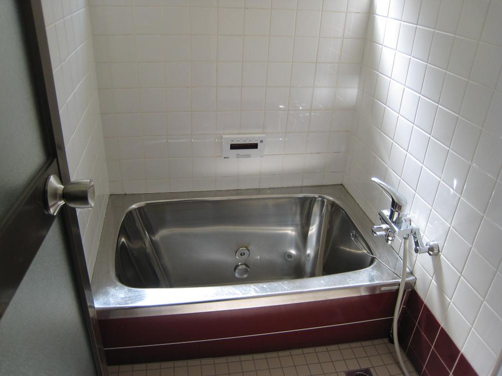 Bathroom.  [Reform example] We put a Reheating function. This will put even warm bath winter. 