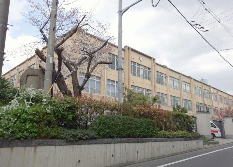 Junior high school. 2000m to Kyoto Municipal Momoyama Junior High School