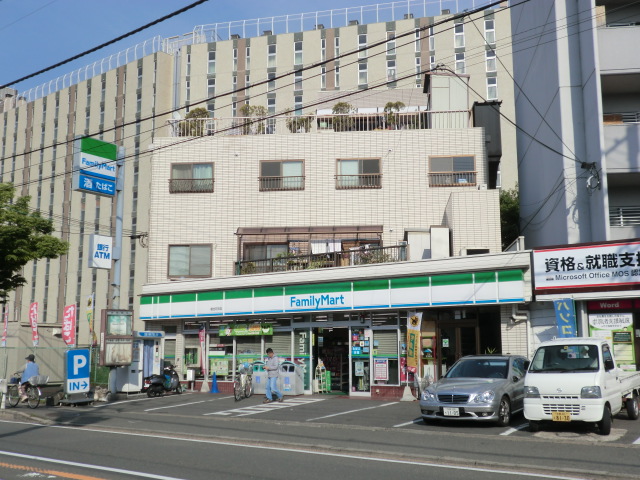 Convenience store. 30m to FamilyMart Horiike Ishida store (convenience store)