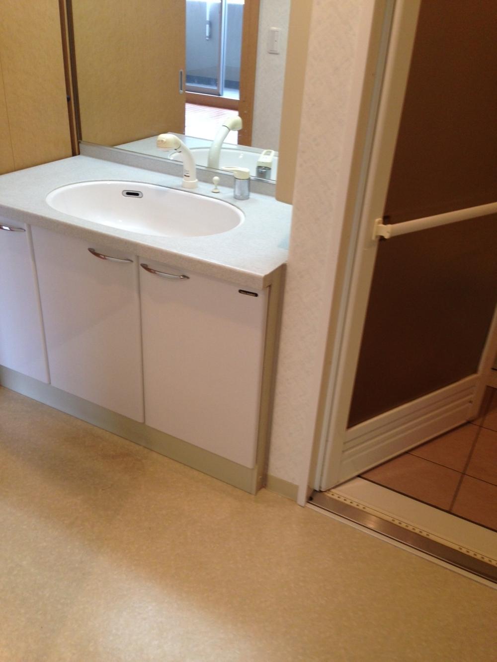 Wash basin, toilet. Wash