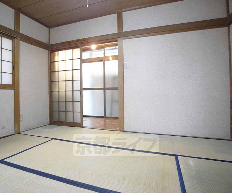 Living and room. It will calm the Japanese-style room.
