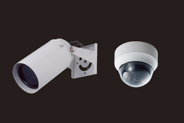 Security.  [surveillance camera] Entrance hall, Parking, etc., Installing a security camera to the location of the entry and exit of people and vehicles. That there is a camera, There is the effect of suppressing the suspicious person of the intrusion (same specifications)