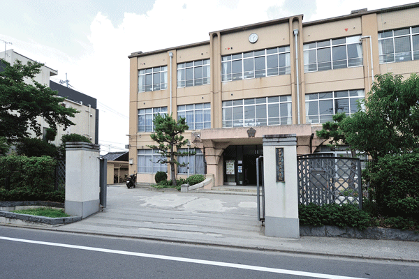 Surrounding environment. Municipal Momoyama Junior High School (14 mins ・ About 1110m)
