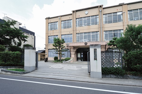 Municipal Momoyama Junior High School / "Thoroughly to cherish every person, Intellectual ・ Virtue ・ The foster harmonious student body. "You are the school educational objectives (fiscal 2013, 14 mins ・ About 1110m)