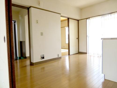 Living. Since the center of the room there is a dining kitchen, Time of the family will be ensured ☆