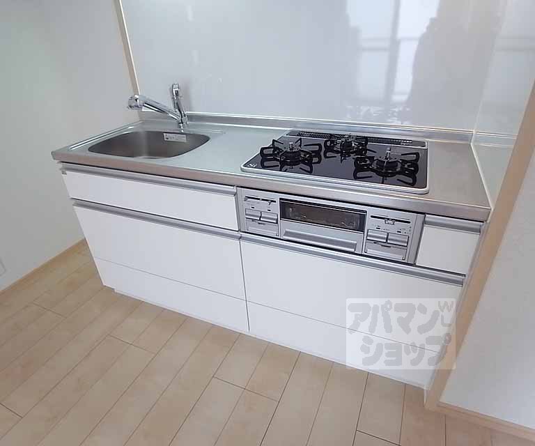 Kitchen. 3-neck with stove grill!