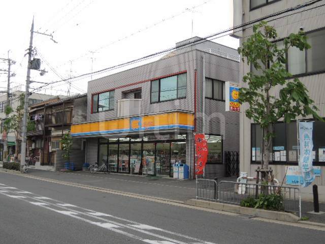 Convenience store. 600m to living house (convenience store)